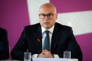 ČIST POLITIČKI GOVOR S BALKONA REKTORATA! Lider SNS Vučević o Đokićevoj zloupotrebi Univerziteta!