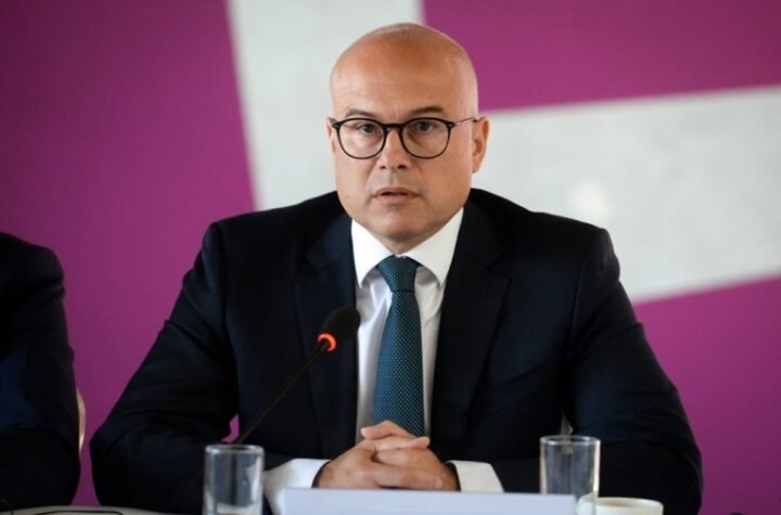 ČIST POLITIČKI GOVOR S BALKONA REKTORATA! Lider SNS Vučević o Đokićevoj zloupotrebi Univerziteta!