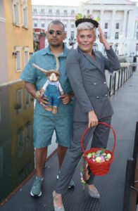 ČITAV REGION ČEKA DA SE KUCNU! Uroš zgrabio ukrašena jaja, Santana oznojio zeku - URNEBESNA SCENA na praznično okupljanje!