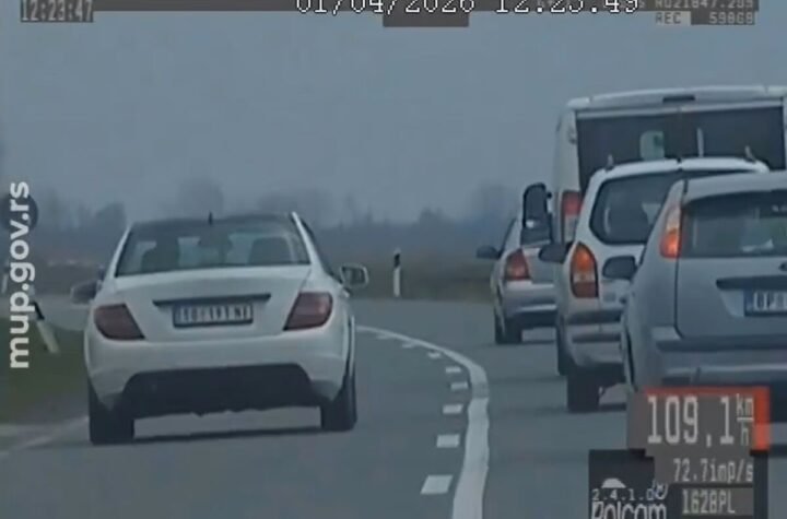 DIVLJAČKA VOŽNJA! Vozač "mercedesa" preticao kolonu preko pune linije i vozio 206 km/h (VIDEO9