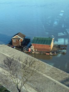 DRAMA NA SAVI! Dva splava se otkačila i plutala rekom, a zaustavili se u OVOM delu Beograda! (FOTO)