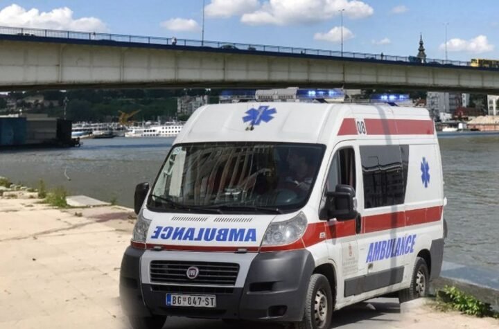 DRAMA U PROKUPLJU! Muškarac dva puta pokušao da skoči sa mosta, pa legao na prugu!