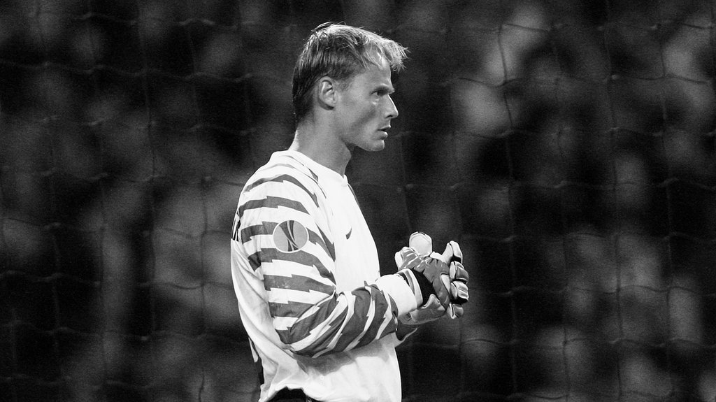 DŽIP POTPUNO ZGUŽVAN: Prve slike sa mesta nesreće u kojoj je POGINUO čuveni austrijski fudbaler (FOTO)