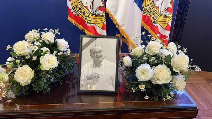 EMOTIVNE SCENE KOJE KIDAJU DUŠU! Srbija se oprašta od Duška Vujoševića: Govori prijatelja teraju suze na oči, tuga i sećanje na legendarnog trenera!
(