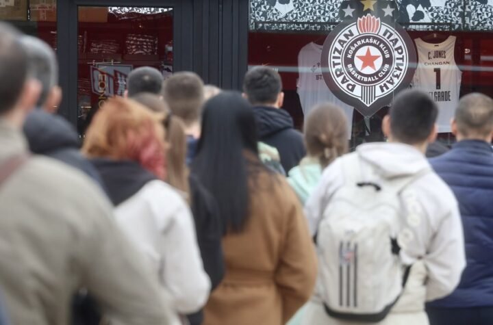 EMOTIVNO! ARENA ZASIJALA ZA VUJOŠEVIĆA: Partizan i navijači odali počast čuvenom treneru