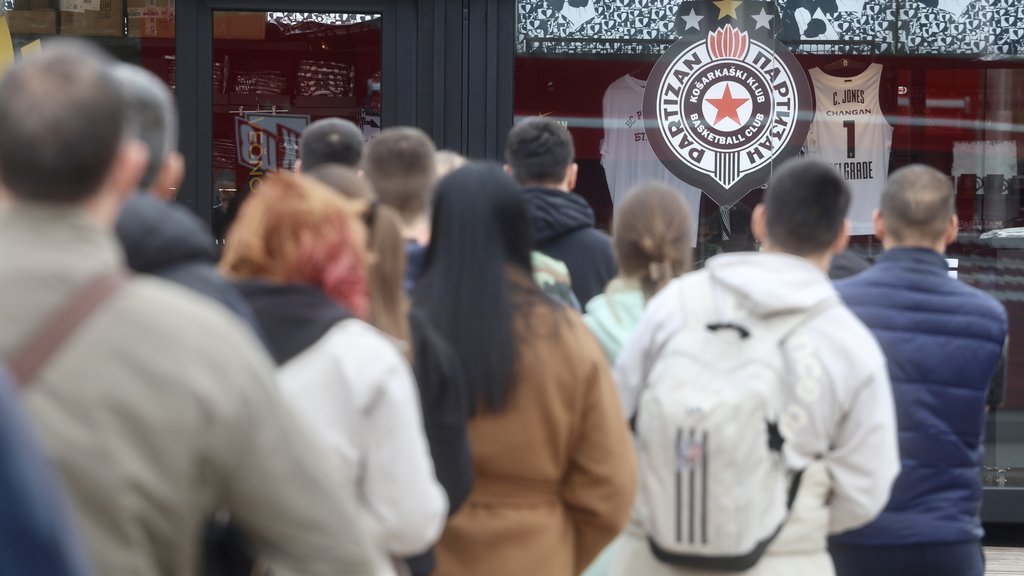 EMOTIVNO! ARENA ZASIJALA ZA VUJOŠEVIĆA: Partizan i navijači odali počast čuvenom treneru