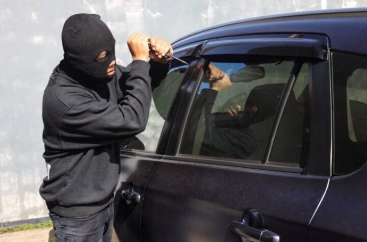 FILMSKA PLJAČKA U KRAGUJEVCU! Lopovi maznuli DVA MILIONA iz kamiona - jedan krao, drugi komandovao!