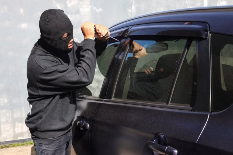 FILMSKA PLJAČKA U KRAGUJEVCU! Lopovi maznuli DVA MILIONA iz kamiona - jedan krao, drugi komandovao!