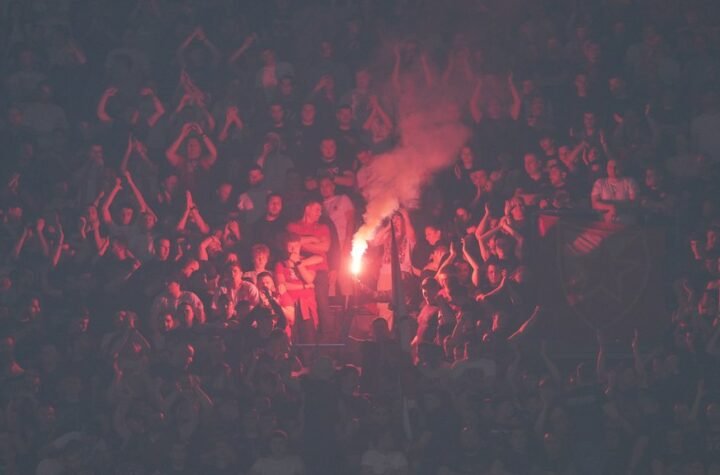 GROBARI TOPOVSKIM UDAROM POGODILI DETE: Nezapamćen haos na evroligaškom derbiju - roditelji sklanjaju mališane sa tribina