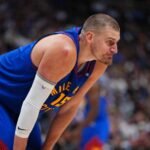 HAOS U NBA: Jokić 'poludeo' i napao igrača Minesote, opšta tuča na terenu i teške povrede zvezda!