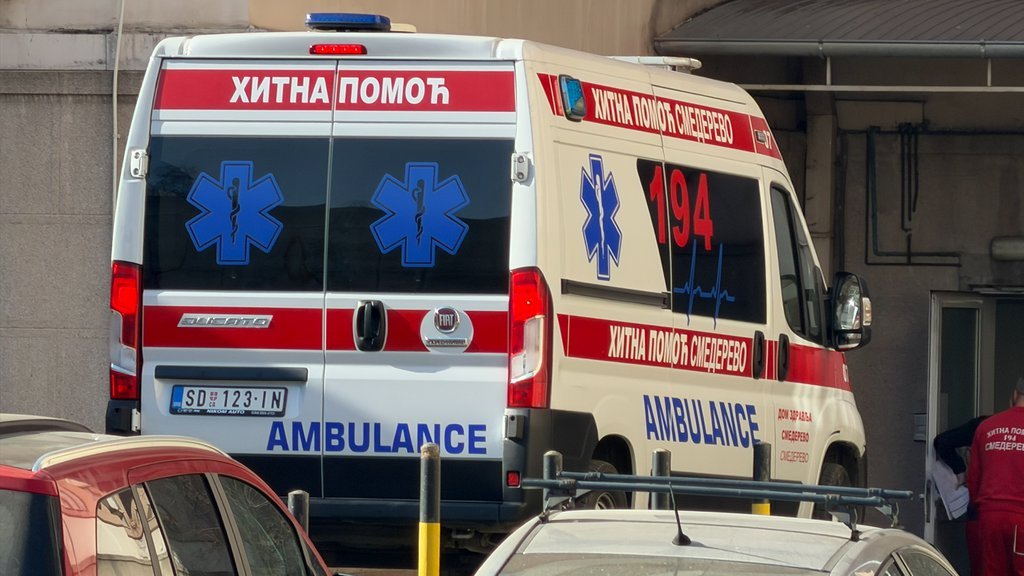 HITNA POMOĆ: Muškarac povređen u udesu u Batajnici