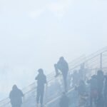 HOROR SCENE SA STADIONA! Žestok sukob navijača i policije obeležio derbi: Nije se znalo ko koga udara, odjekivali PUCNJI, trudnica izneta sa tribina..