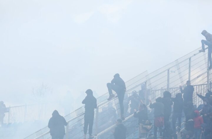 HOROR SCENE SA STADIONA! Žestok sukob navijača i policije obeležio derbi: Nije se znalo ko koga udara, odjekivali PUCNJI, trudnica izneta sa tribina..