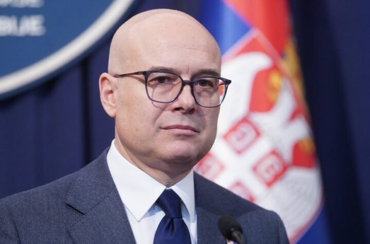 ISPODCENZUSNI ĐILAS JE PRIMER KAKO NE TREBA UPRAVLJATI BEOGRADOM Lider naprednjaka oštro o prozivkama po pitanju bezbednosti gradnje EVO KOJA JE NJEGO