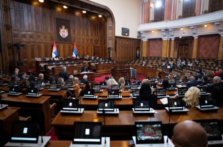 IZ KASARNE "BANJICA2": Vučić sa najvišim rukovodstvom Ministarstva odbrane i Vojske Srbije