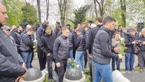 KARLIK, KALATES, VAŠINGTON... JEDAN ZA DRUGIM PRIŠLI GROBU DUŠKA VUJOŠEVIĆA: Ovako su košarkaši Partizana ispratili legendarnog trenera