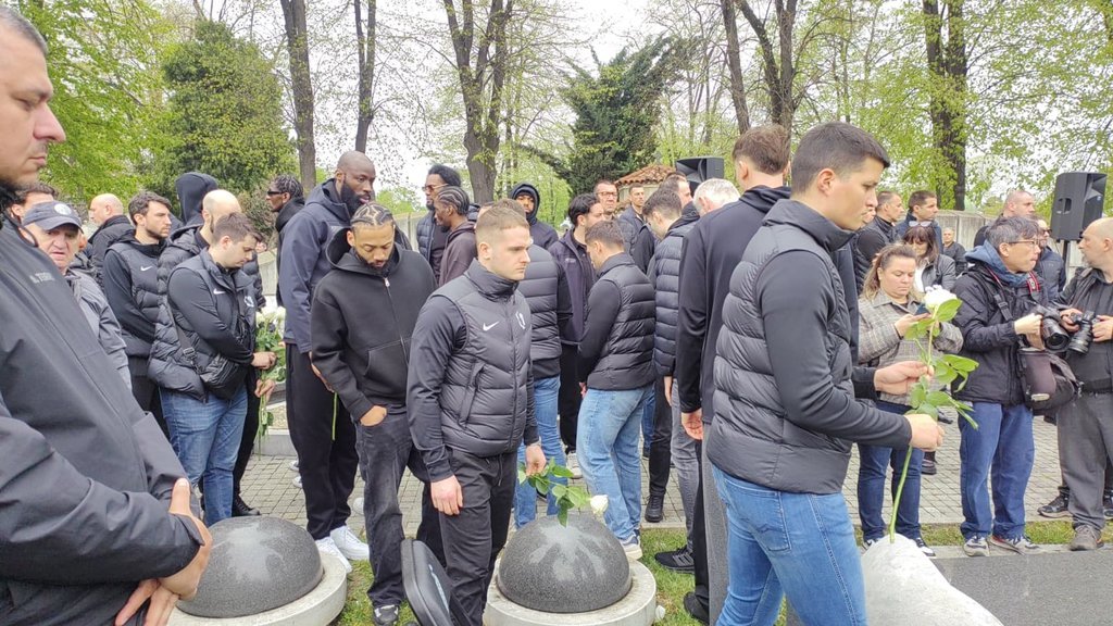 KARLIK, KALATES, VAŠINGTON... JEDAN ZA DRUGIM PRIŠLI GROBU DUŠKA VUJOŠEVIĆA: Ovako su košarkaši Partizana ispratili legendarnog trenera