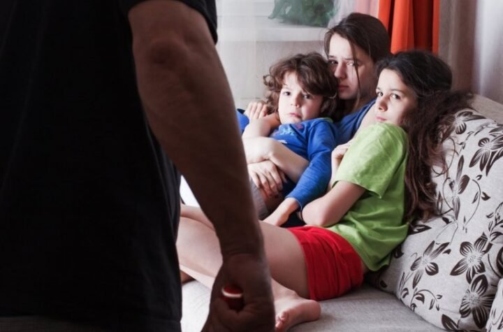 KRAJ FIZIČKOG KAŽNJAVANJA U SRBIJI! Menja se Porodični zakon! Ko udari dete ide na prinudnu obuku, a evo šta se dešava sa oduzimanjem mališana! (FOTO)