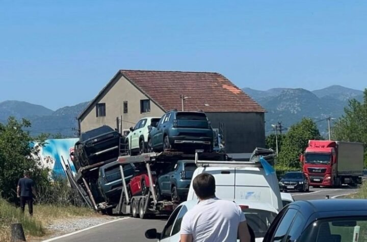 Kamion sa fiat pandama sleteo sa puta: Saobraćajna nezgoda na magistralnom putu Podgorica - Bar (FOTO)