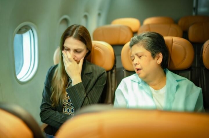LJUDI STARIJI OD 60 GODINA NE BI TREBALO DA SEDE JEDNI PORED DRUGIH U AVIONIMA: Šokantno istraživanje otkrilo jezivu istinu, evo i zbog čega!