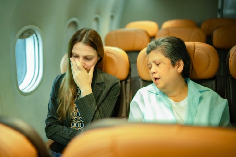 LJUDI STARIJI OD 60 GODINA NE BI TREBALO DA SEDE JEDNI PORED DRUGIH U AVIONIMA: Šokantno istraživanje otkrilo jezivu istinu, evo i zbog čega!