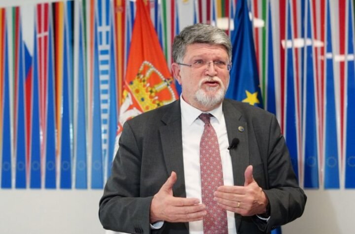 MORAMO GAZITI VUČIĆA! Picula se odmah prišljamčio KURTIJU i blokaderima u skandaloznim napadima na predsednika Srbije! (FOTO)