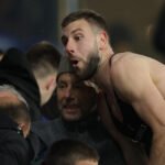 Makazice i trk do tribina u zagrljaj: Sada je i poznato ko je osoba u srpskom vojničkom šinjelu i sa šajkačom