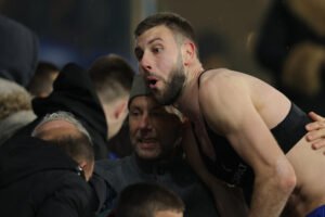 Makazice i trk do tribina u zagrljaj: Sada je i poznato ko je osoba u srpskom vojničkom šinjelu i sa šajkačom