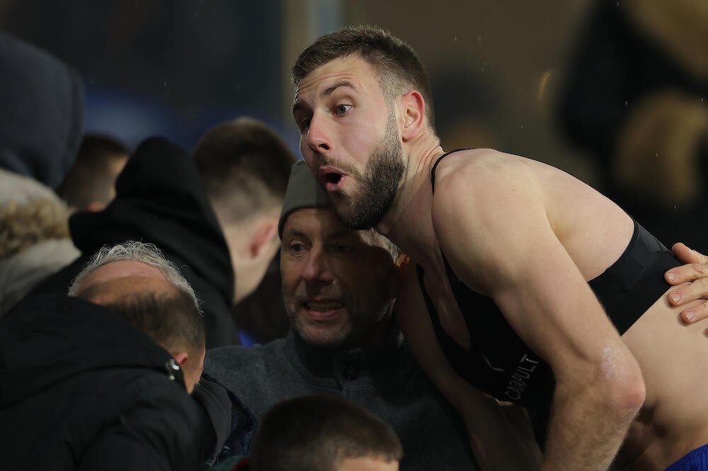 Makazice i trk do tribina u zagrljaj: Sada je i poznato ko je osoba u srpskom vojničkom šinjelu i sa šajkačom