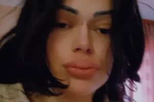 NAŠA PEVAČICA POPILA ŠAKU TABLETA U PRENOSU UŽIVO! Poslednja poruka podigla uzbunu na mrežama - SAMO ME PUSTITE DA SPAVAM!