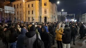 NE MOŽE BESMISLENIJE Blokaderi zgubidani u Zemunu opet maltretiraju PEŠAČKI PRELAZ