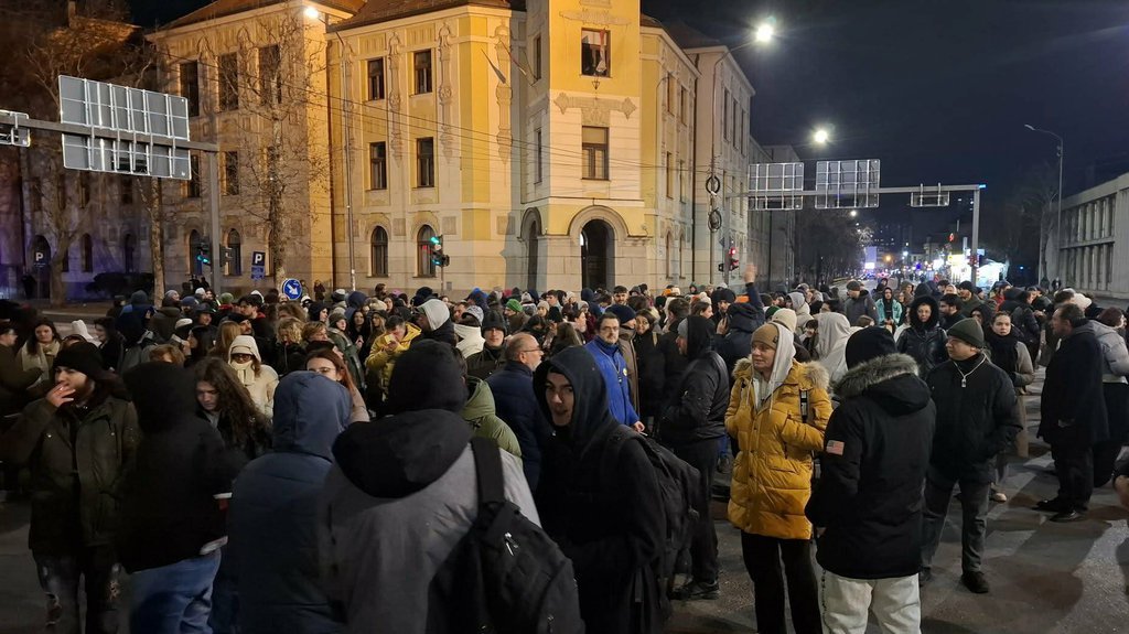 NE MOŽE BESMISLENIJE Blokaderi zgubidani u Zemunu opet maltretiraju PEŠAČKI PRELAZ