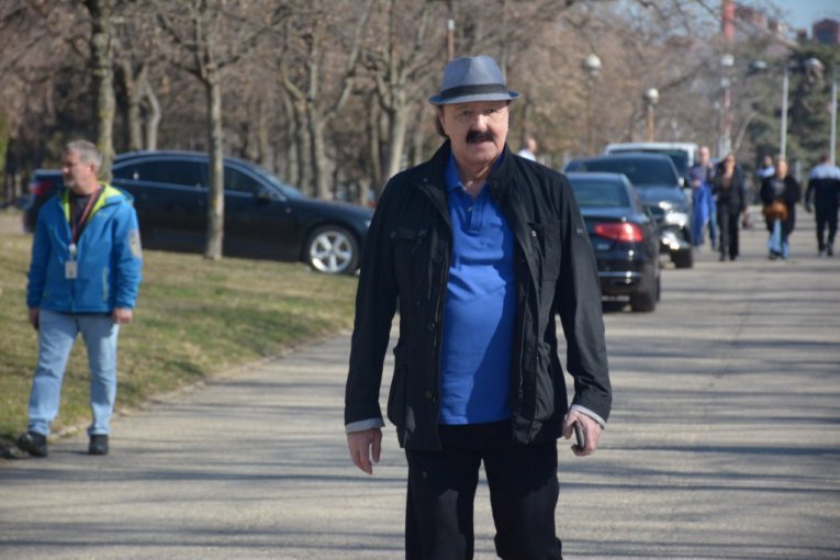 NEPRIJATNA SCENA U PROGRAMU UŽIVO! Haris Džinović ZAKASNIO NA SNIMANJE, pa zahtevom šokirao voditeljku! PRIZNAO DA MNOGO PIJE!