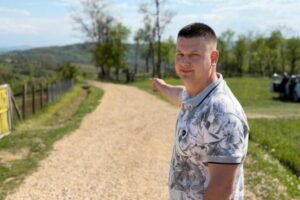 OSTAJU NA DEDOVINI I LEPO ŽIVE: Mladi Dragačevci poručuju samo jedno: "Čekamo vrtić jer je dece sve više" (FOTO)