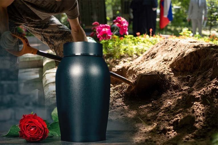 OSUĐEN POLUDELI POGREBNIK: Sprečavao sahrane, krao od pokojnika nakit i porodicama namerno davao POGREŠNE URNE!