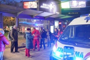 "OVO SU OČAJNIČKI TRZAJI NEMOĆNIH!" Predsednik Vučić o nemirima ispred Rektorata: Šta će špricevi i pirotehnika u obrazovnoj instituciji? Građani, budite mirni!