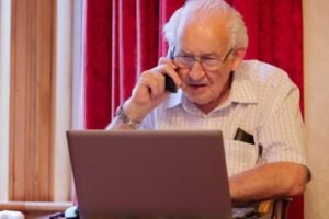 PENZIONER OSTAO BEZ UŠTEĐEVINE ZBOG JEDNOG KLIKA: Mislio da zarađuje milione, a onda mu je ispražnjen račun!