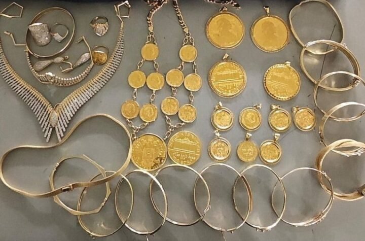 PLANINARI PRONAŠLI BLAGO! Usred nedođije ugledali u kamenoj kutiji 600 ZLATNIKA, a onda i posudu sa ZLATOM! Nećete verovati KOLIKO VREDE