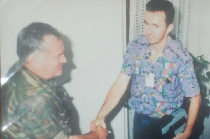 POZNATI NOVINAR PODELIO FOTOGRAFIJU SA RATKOM MLADIĆEM I UĆUTKAO SVE: "Za one koji mi drže predavanje o patriotizmu!" (FOTO)