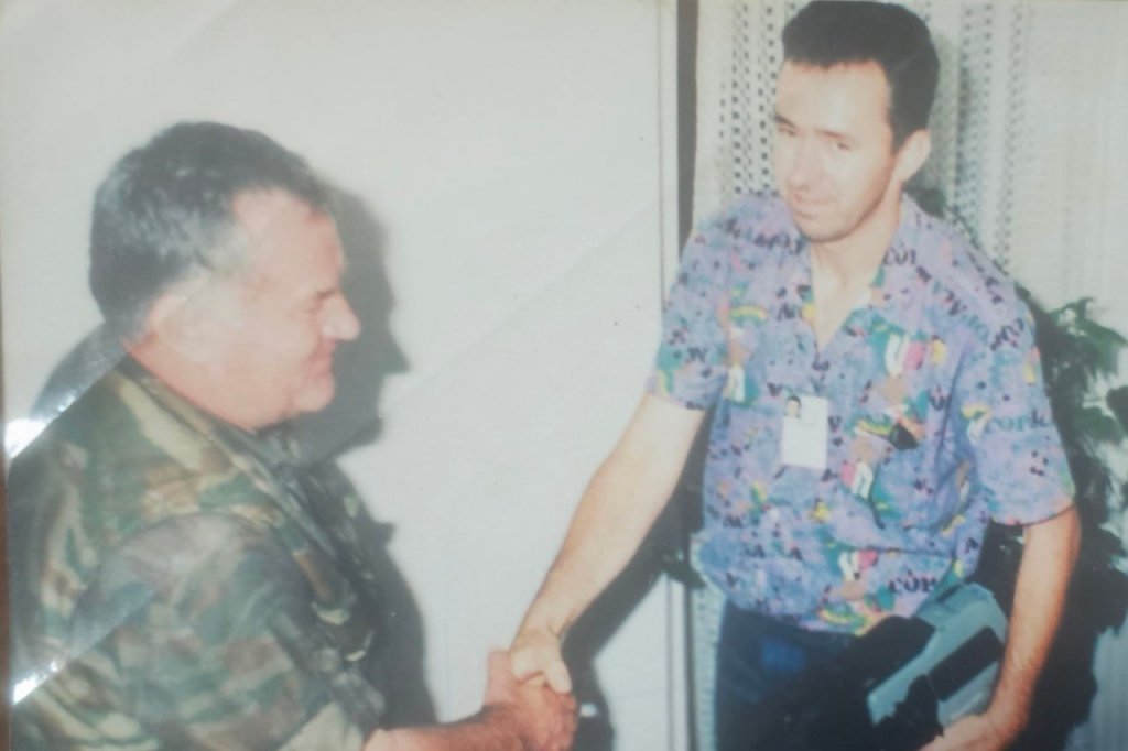 POZNATI NOVINAR PODELIO FOTOGRAFIJU SA RATKOM MLADIĆEM I UĆUTKAO SVE: "Za one koji mi drže predavanje o patriotizmu!" (FOTO)