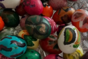 PRAZNIČNA DEKORACIJA KAO IZ BAJKE! Prijina svekrva očarala prozorom iz porodičnog doma - JAJA RUČNO OSLIKALA! (GALERIJA)