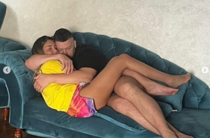 PRAZNIČNA IDILA U DOMU RADANOVIĆA! Slobina žena pokazala JEDNOSTAVNU TEHNIKU UKRAŠAVANJA JAJA, ovo je san svake domaćice! (FOTO)