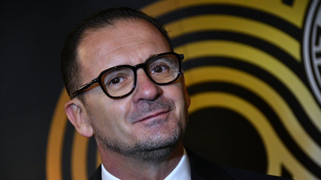 PREDRAG MIJATOVIĆ ODAO POČAST DUŠKU VUJOŠEVIĆU: Potpredsednik Partizana upisao se u knjigu žalosti povodom smrti legendarnog trenera crno-belih!