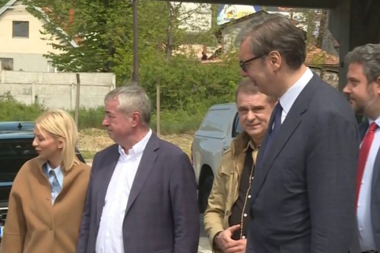 PREDSEDNIK VUČIĆ U PARAĆINU! Otvara se pogon kompanije Vaider Srpska fabrika stakla!