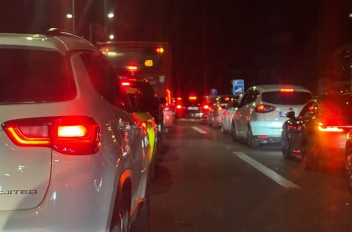 PRESEK STANJA NA GRANICAMA TOKOM VEČERI: Kamioni na Batrovcima čekaju pet sati