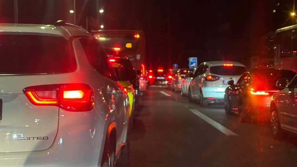 PRESEK STANJA NA GRANICAMA TOKOM VEČERI: Kamioni na Batrovcima čekaju pet sati