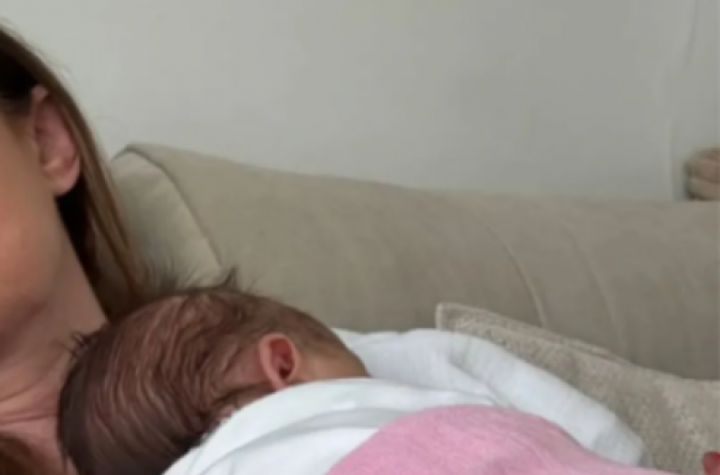 PRIJINA SVEKRVA PRIVILA NASLEDNICU NA GRUDI! Ovaj prizor iz porodičnog doma je sve što vam je potrebno danas! (FOTO)