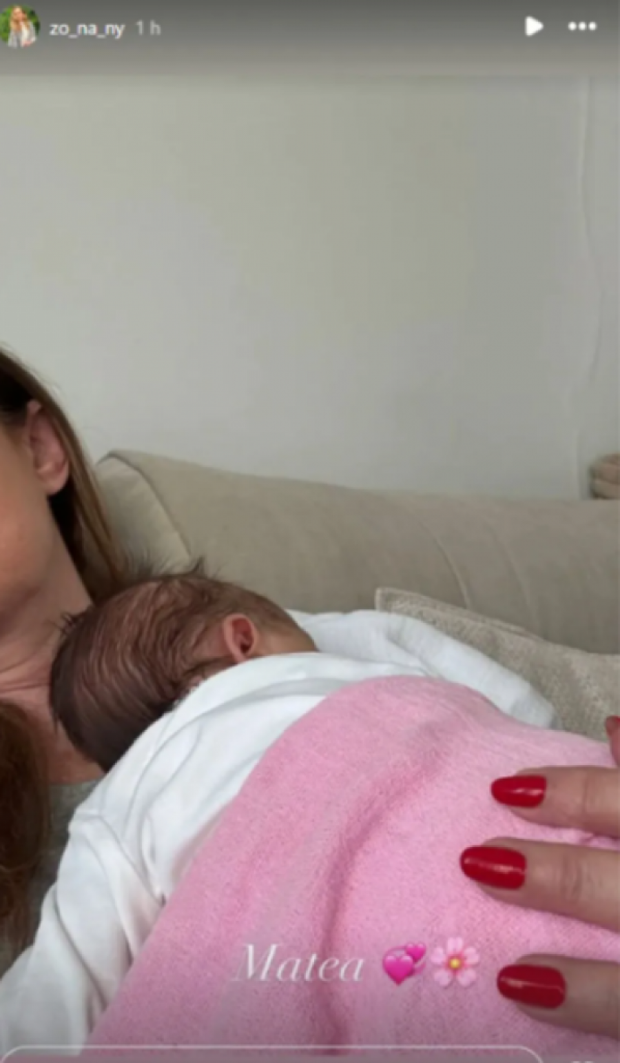 PRIJINA SVEKRVA PRIVILA NASLEDNICU NA GRUDI! Ovaj prizor iz porodičnog doma je sve što vam je potrebno danas! (FOTO)