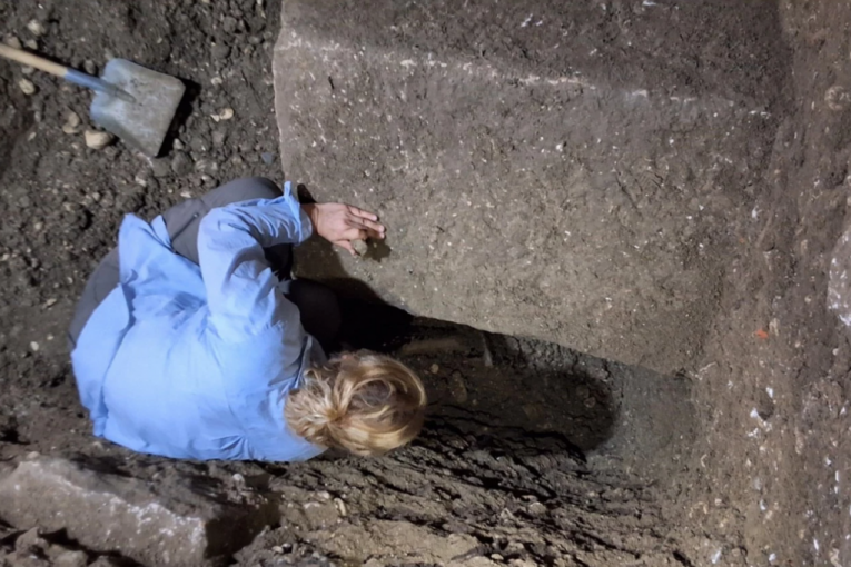 PRONAĐEN ZLATNI NAKIT U PANČEVU! Arheolozi na Grmušinoj kosi iskopali porodično blago o kojem se ćutalo godinama!