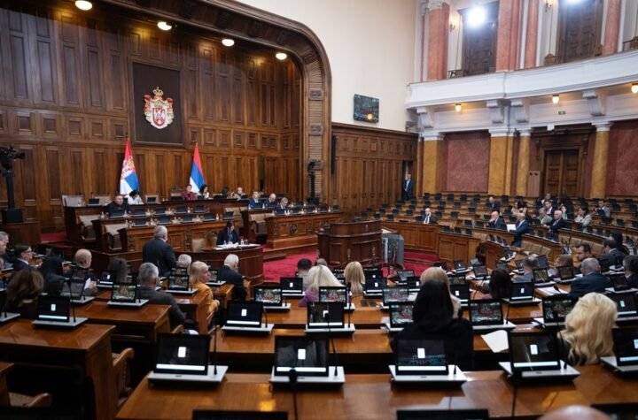 Paradoks blokadera: Prvo tražili od opozicije da bojkotuju Skupštinu, a sada ih zbog toga kritikuju (FOTO)